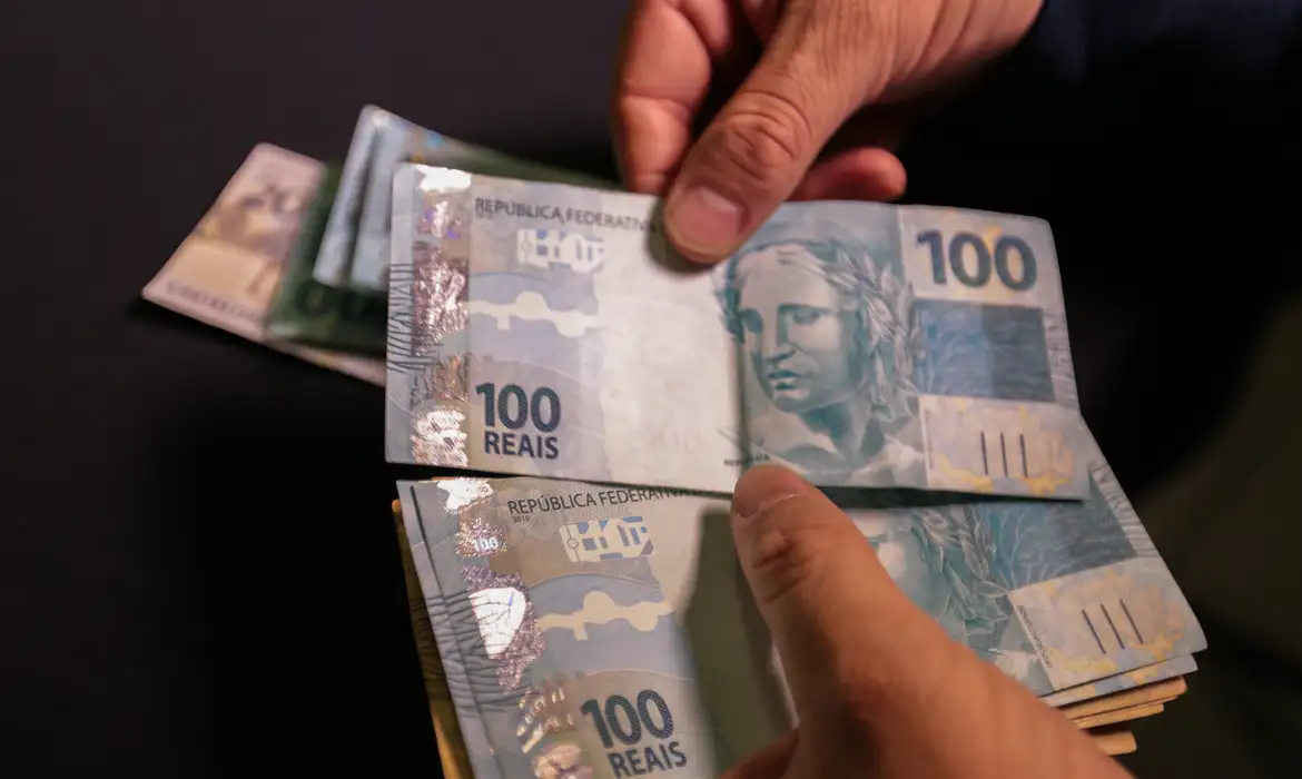 Governo prevê salário mínimo de R$ 1.502 para 2025, com alta de 6,37% sobre valor atual