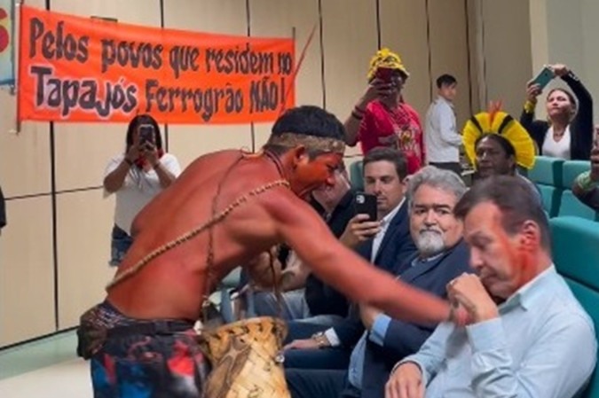Indígena protesta e esfrega tinta de urucum em rosto de participantes de evento sobre Ferrogrão