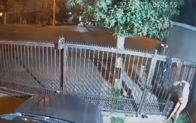 Mulher acaba pendurada seminua em portão em tentativa de furto; vídeo