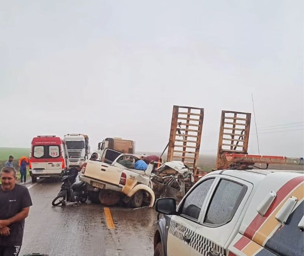 Acidente entre caminhonete e carreta interdita MT-140 no sentido Sorriso