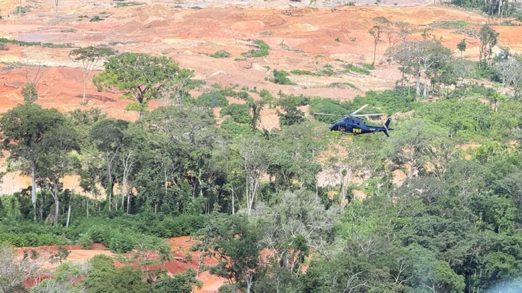 PRF prende dois suspeitos e apreende ouro durante operação contra garimpo ilegal em terra indígena