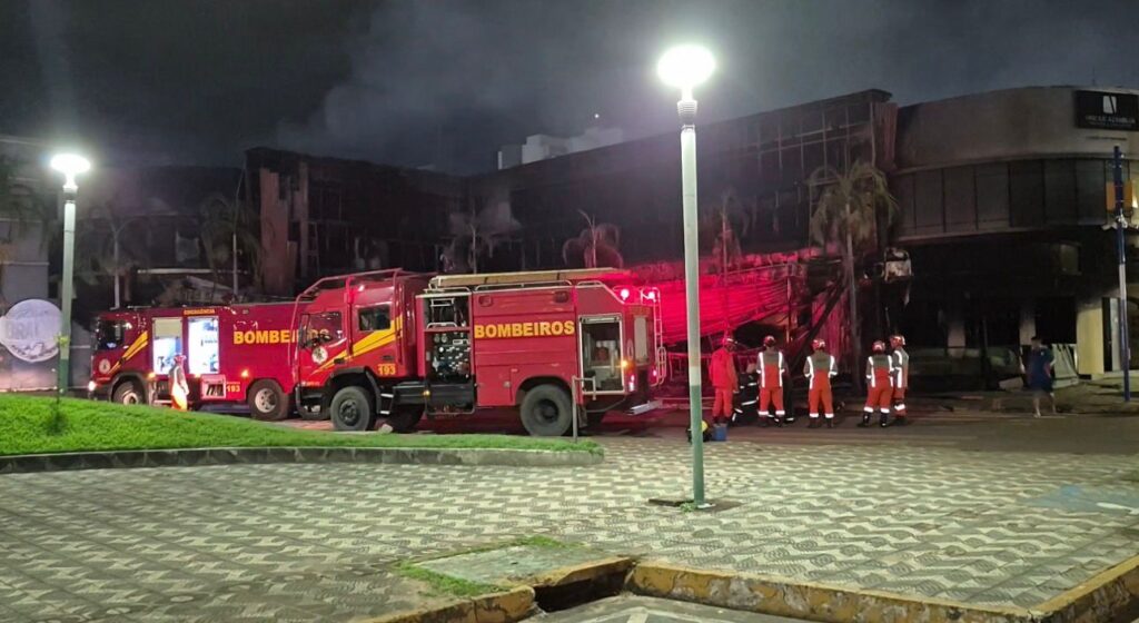Incêndio de grandes proporções destrói Ditado Popular em Sinop