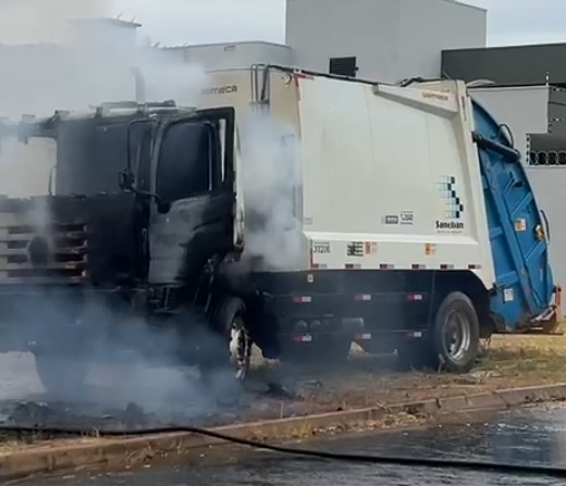 Caminhão da coleta de lixo pega fogo em bairro de Sorriso; ninguém ficou ferido