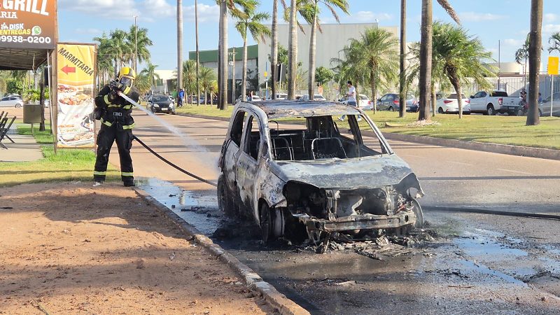 Carro pega fogo e fica completamente destruído em avenida de Sinop