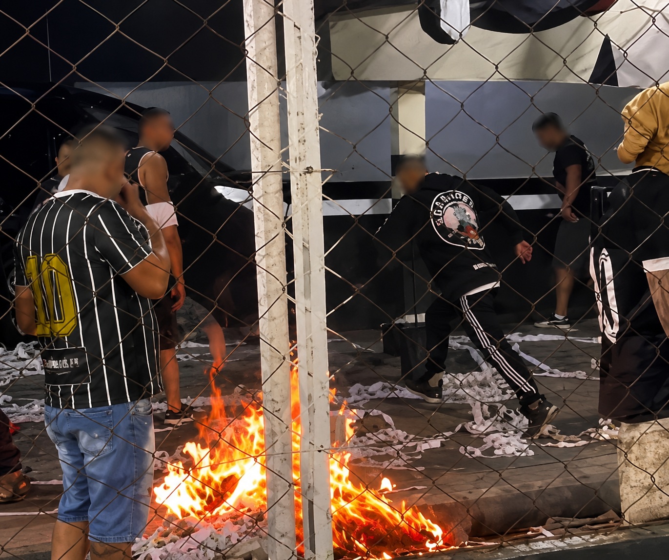 Torcida do Mixto protesta com fogo nas arquibancadas após derrota na Série D