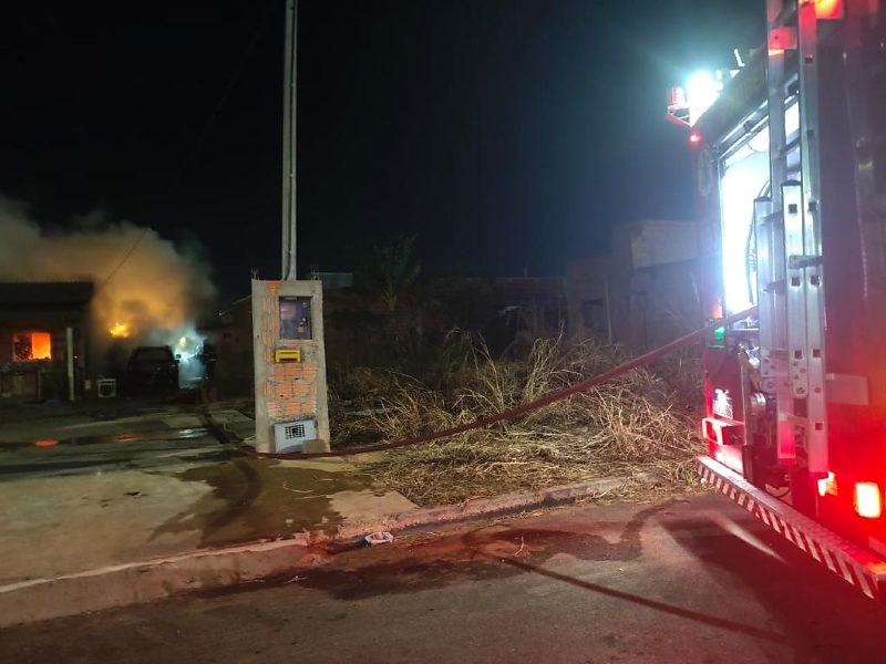 Carro é destruído por incêndio em Sinop e bombeiros evitam que fogo se espalhe para casa Carro é destruído por incêndio em Sinop e bombeiros evitam que fogo se espalhe para casa
