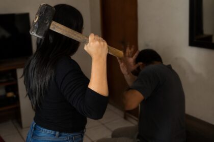 Mulher agride filho e dá marretada em irmão para fazer sexo com homem após festa em Tapurah