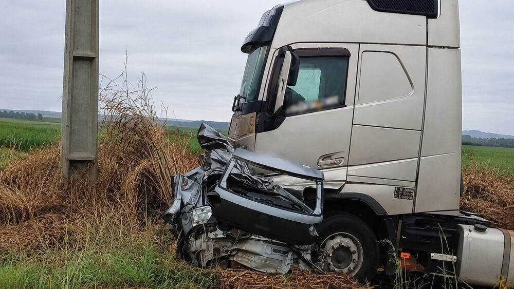 Acidente entre carreta e carro deixa quatro mortos na MT-235