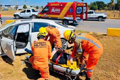 Motorista fica ferido após carro bater em rotatória em Lucas do Rio Verde