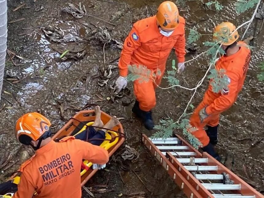 Homem é resgatado após cair em rede pluvial de quatro metros de profundidade em MT Homem é resgatado após cair em rede pluvial de quatro metros de profundidade em MT