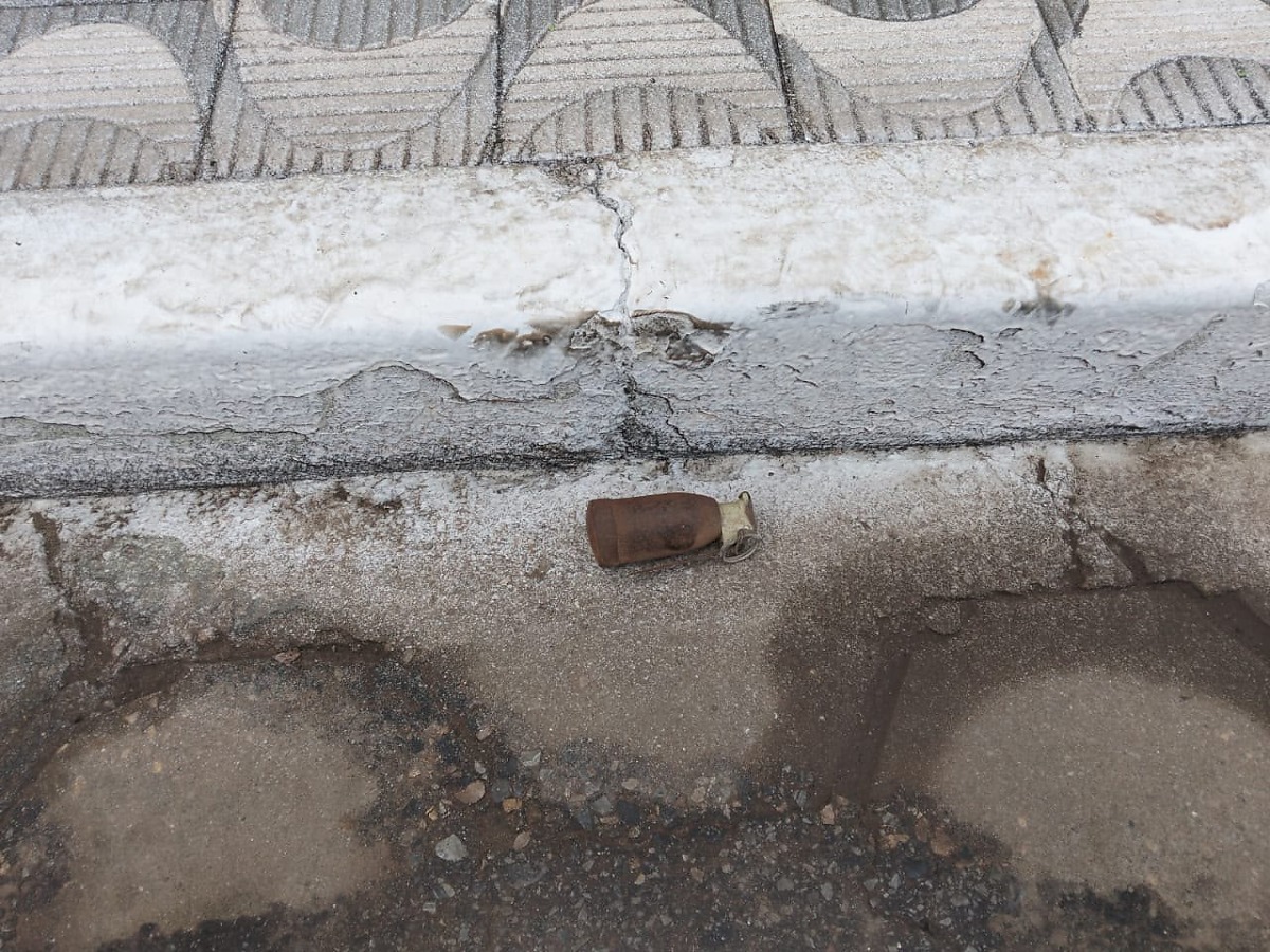 Granada antiga é encontrada abandonada em rua no Centro de cidade de fronteira com a Bolívia