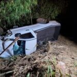 Motorista fica ferido após caminhonete sair da pista, bater em árvore e capotar em MT-270