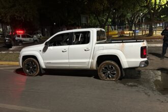 Após homem mexer com namorada em bar, suspeito atira, foge em Amarok e é preso pela Força Tática