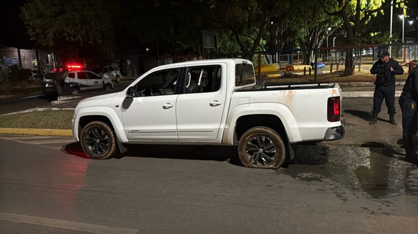 Após homem mexer com namorada em bar, suspeito atira, foge em Amarok e é preso pela Força Tática Após homem mexer com namorada em bar, suspeito atira, foge em Amarok e é preso pela Força Tática