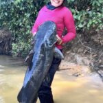 Pescadora fisga impressionante jaú no Rio Teles Pires, em Sinop, e registro chama atenção nas redes sociais