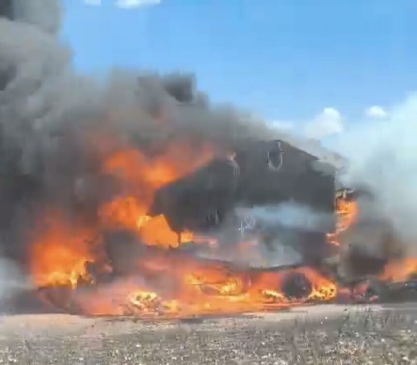 Colheitadeira de algodão pega fogo e é destruída por incêndio em fazenda de Lucas do Rio Verde