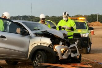 Acidente entre carro e carreta deixa dois feridos na BR-163 em Sorriso