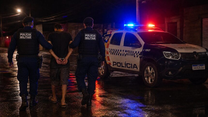 Homem é preso após chegar bêbado, dizer que estava em cabaré e agredir a esposa em Sorriso Homem é preso após chegar bêbado, dizer que estava em cabaré e agredir a esposa em Sorriso