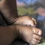 Bebê de 5 meses é agredido com tapa na cabeça pela mãe adolescente de 16 anos em MT