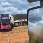 Carreta atinge ônibus do cantor Matheuzinho Sucessinho na MT-130 e interdita rodovia em MT