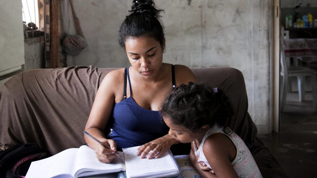 ‘Tripla Jornada’: uma em cada dez jovens no Brasil trabalha, estuda e cuida da casa ou da família
