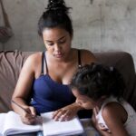 'Tripla Jornada': uma em cada dez jovens no Brasil trabalha, estuda e cuida da casa ou da família