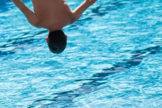 Jovem fica ferido após bater a cabeça ao tentar salto mortal em piscina em Alta Floresta
